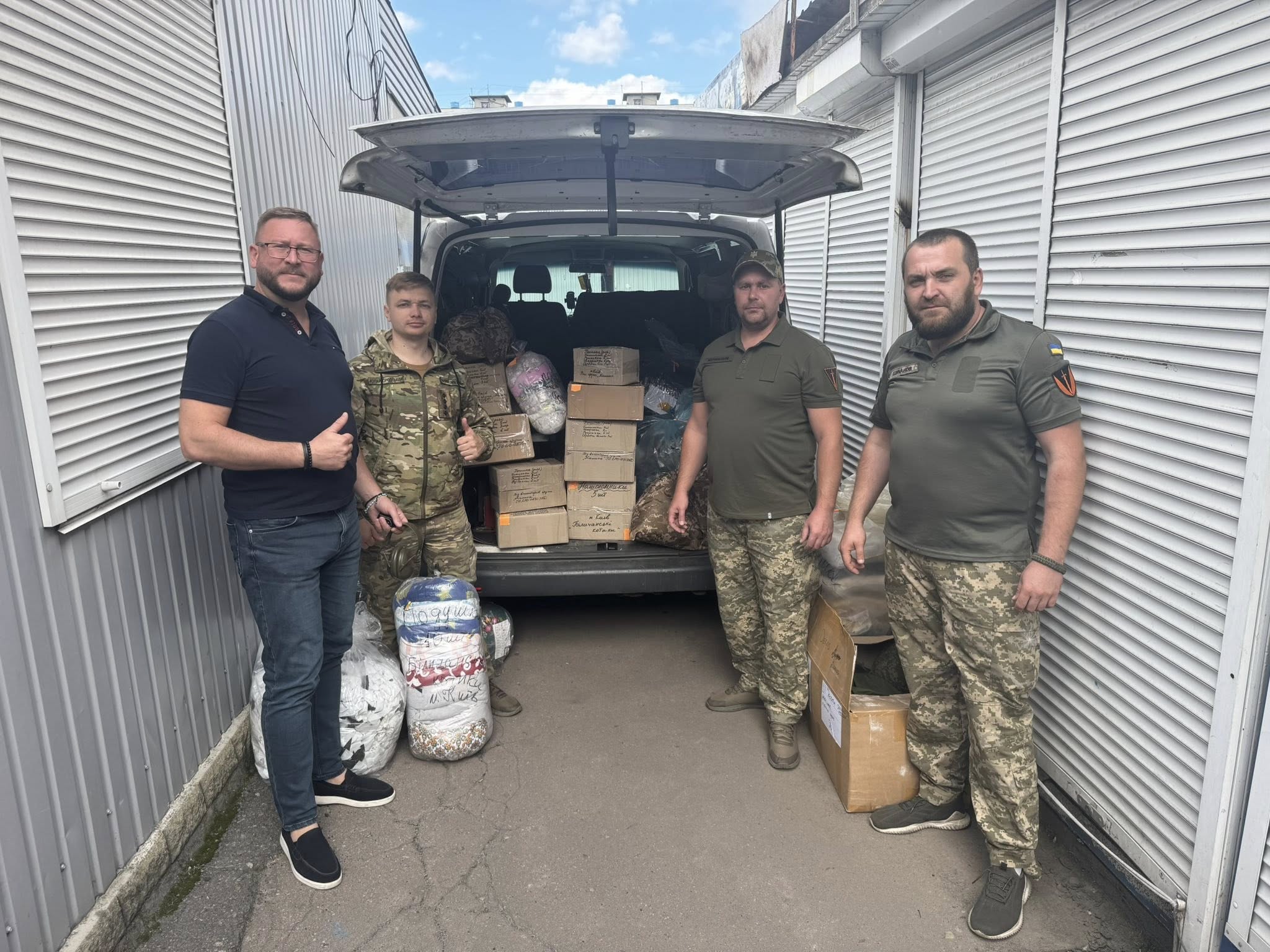 Передача допомоги військовим